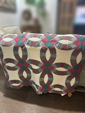 Vintage Queen Hand Sewn Quilt Wedding Ring Pattern Red and Green